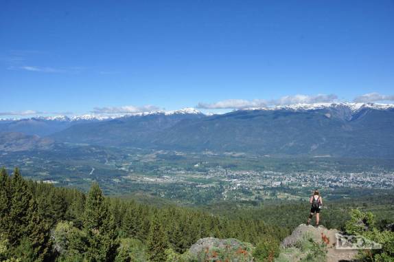 Observando o vale no início do caminho para o Cerro Piltriquitrón, em El Bolsón, na Argentina
